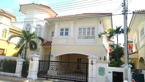 2-story detached house for rent in Passorn 4 Village, on the main Rangsit-Nakhon Nayok Road (Thanya Khlong 3). Pets allowed (cats/small dogs).