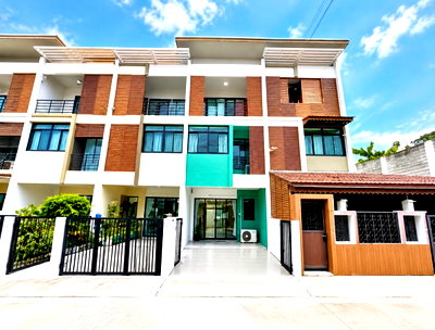 Townhouses for rent Nong Khaem : 			Phetkasem 69 3-Bedroom 3-Bathroom Townhome near Victoria Garden (500 m) and Big C Phetkasem (800 m), 19 sq.w. with 222 sq.m. usable area.          