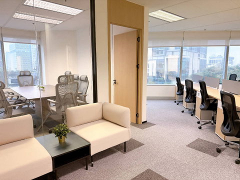 Ready to move! Office for rent 113 sq.m. on 6th floor with fully furnished at Capital Tower All Season Place on Wireless Road in CBD area of Bangkok