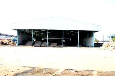 Factory for sale Rama 4 Road : Warehouse for sale with a large plot of land, over 14 rai, just 300 meters from Highway 340. Includes two warehouses and office space.