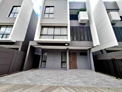 Houses for rent Lat Phrao : LTH16402 - Home Office / House For Rent | Feel Town Lat Phrao 101 | Near MRT Lat Phrao 101 | 270 Sq.m. | 3 Beds | 4 Baths | 80K/Month