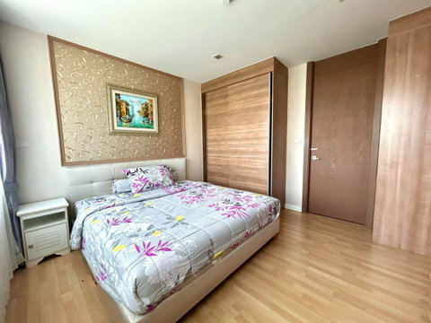 Green Lake Condo Sriracha for rent: spacious unit, great view, and excellent value.
